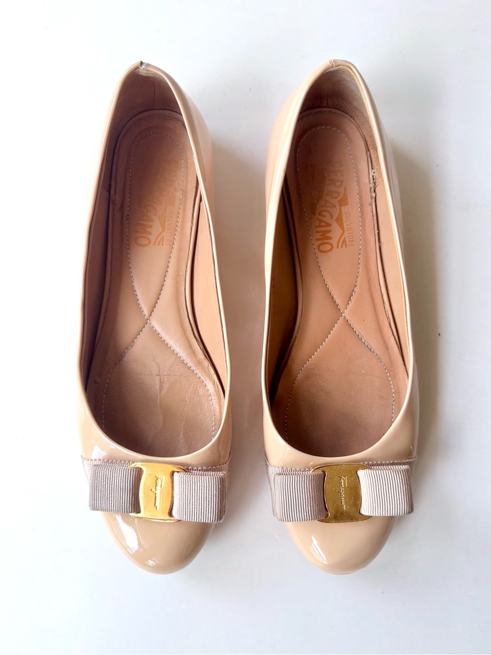 Salvatore Ferragamo Varina Beige Patent Leather Bow Ballet Flats 8.5 - Picture 2 of 16